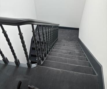 Préparation du palier avant la pose du tapis anthracite